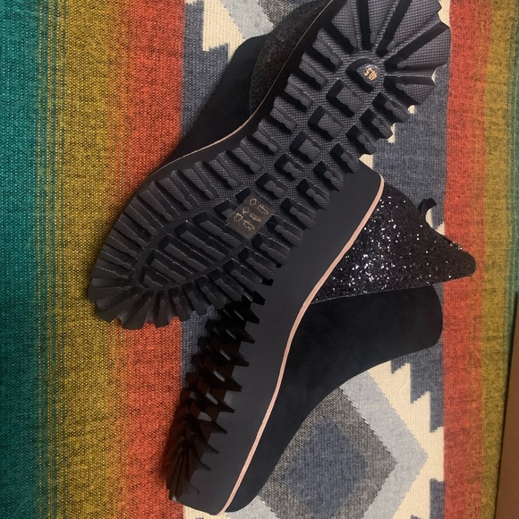 New All Black platform shoes 40.5 (Euro)/ 9.5 (US W) w/ shiny heel and zipper. - Picture 3 of 7